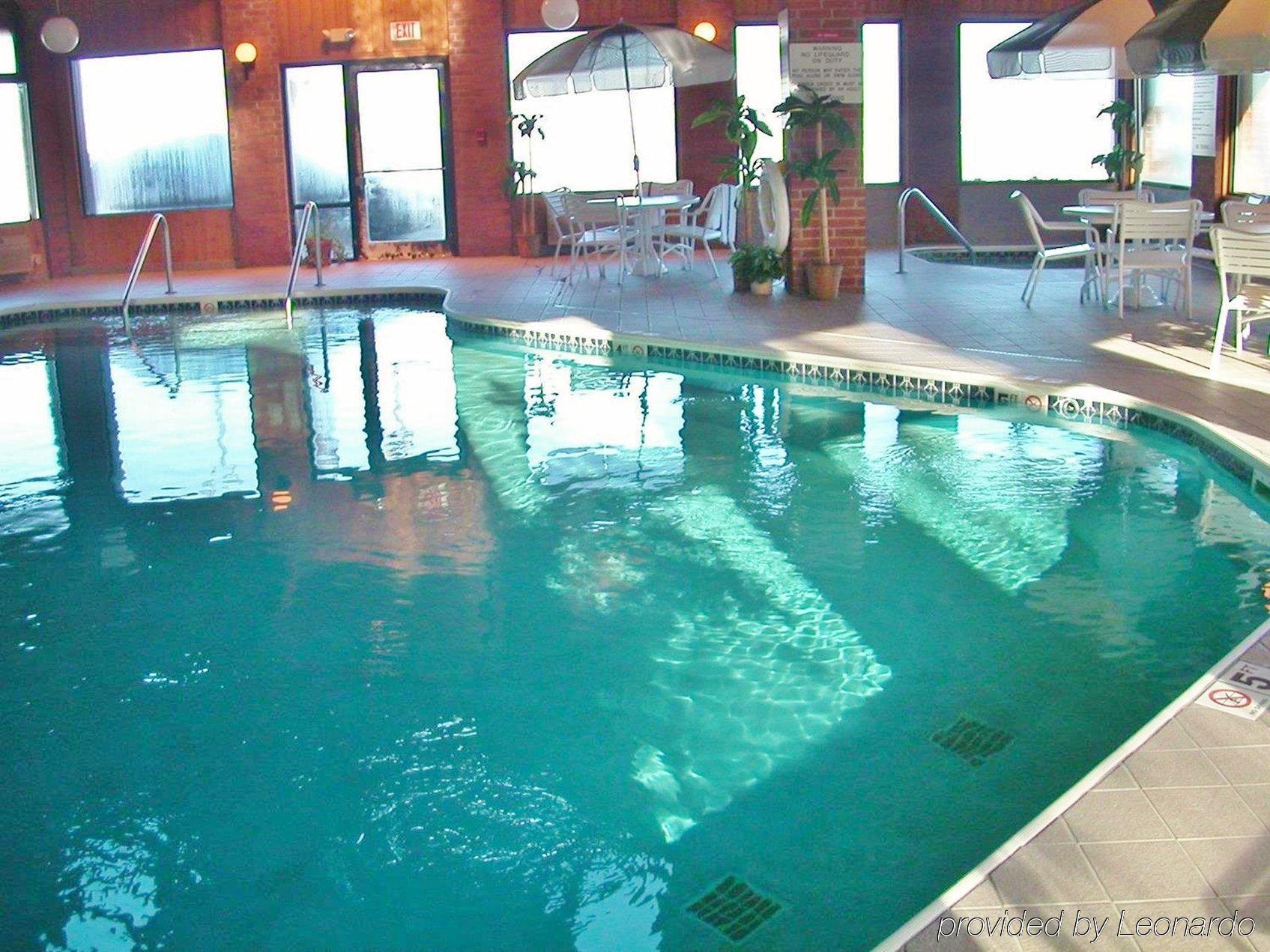 Lomira Inn And Suites Exteriér fotografie