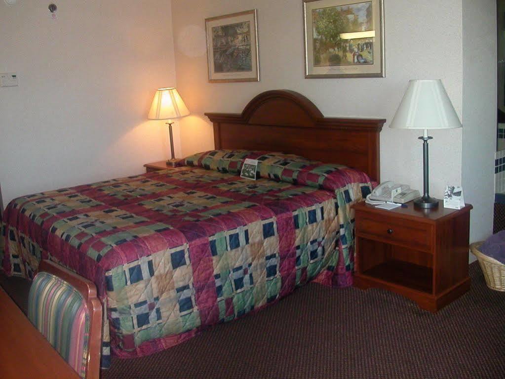 Lomira Inn And Suites Exteriér fotografie
